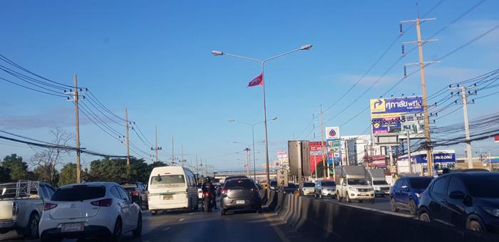 ธงแดงกลางเสาไฟรังสิต