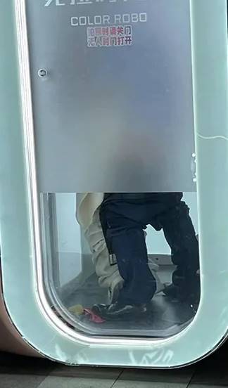 ลุงกอดผู้หญิง ก่อนพากันเข้าตู้ถ่ายรูปสติกเกอร์ 