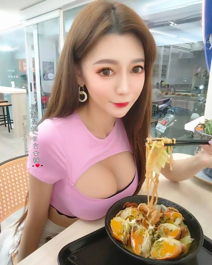 สาวเซ็กซี่ ขึ้นรถไฟฟ้า คนแน่น
