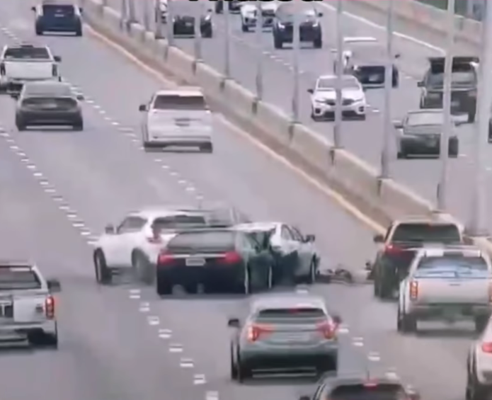 รถชนซ้ำซ้อน 3 คัน ทางด่วนบูรพาวิถี