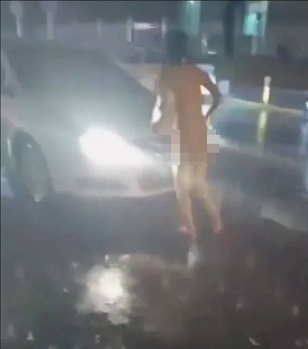 แก้ผ้ากลางถนน