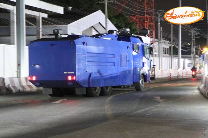 ตำรวจตั้งตู้คอนเทนเนอร์ รอรับม็อบบุกรัฐสภา วันโหวตนายก