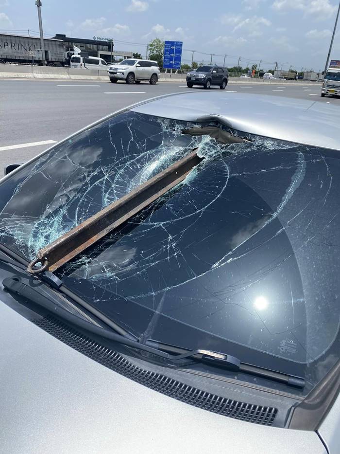 ท่อนเหล็กหล่นใส่รถ