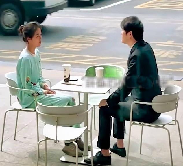 สาวใส่ชุดนอนออกเดต