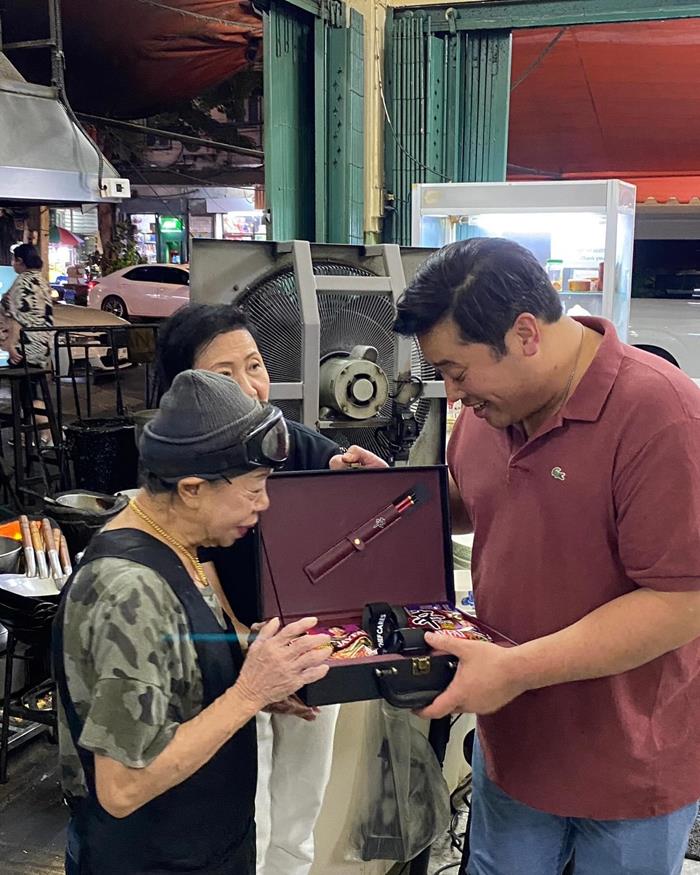 ท่านอ้น ไปกินอาหารเจ๊ไฝ