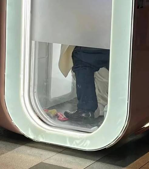 ลุงกอดผู้หญิง ก่อนพากันเข้าตู้ถ่ายรูปสติกเกอร์ 