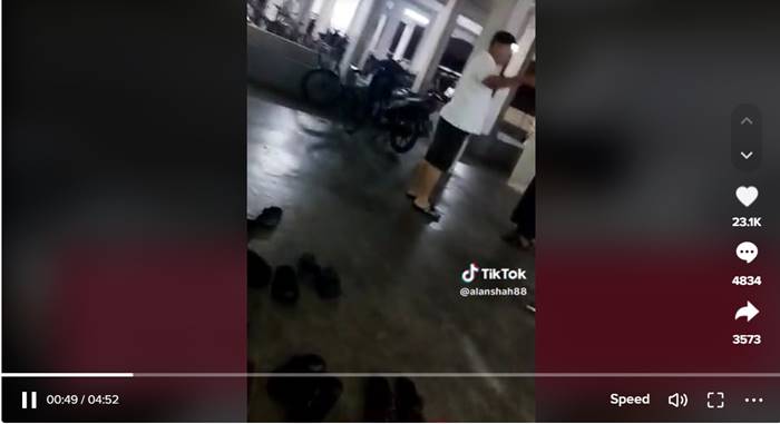 หนุ่มถีบประตูสุเหร่า รำคาญละหมาดเปิดลำโพงดัง