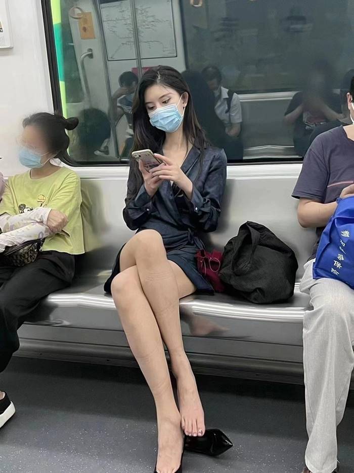 สาวถอดเสื้อคลุม ลองชุดกลางร้าน