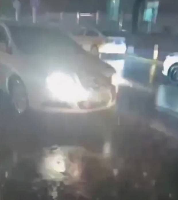 แก้ผ้ากลางถนน