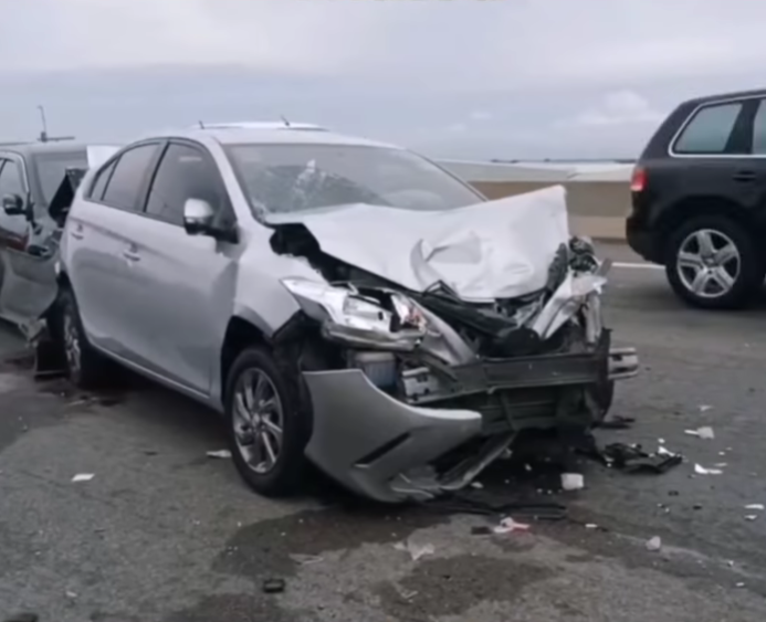 รถชนซ้ำซ้อน 3 คัน ทางด่วนบูรพาวิถี