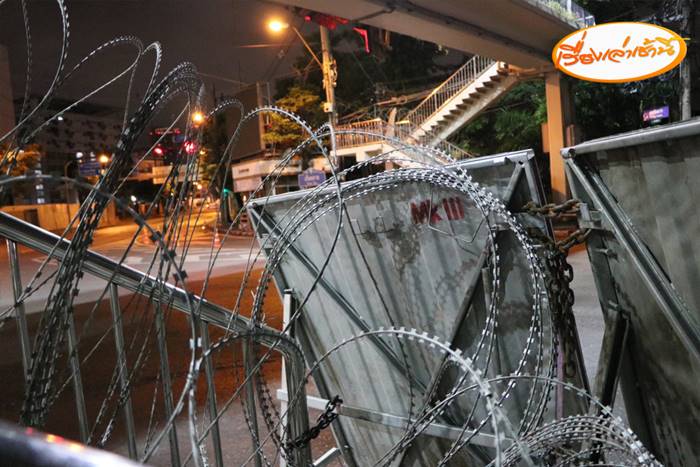 ตำรวจตั้งตู้คอนเทนเนอร์ รอรับม็อบบุกรัฐสภา วันโหวตนายก