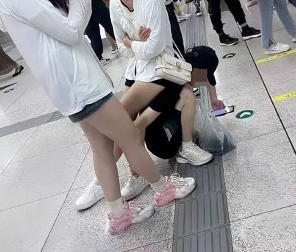 คู่รักวัยรุ่น