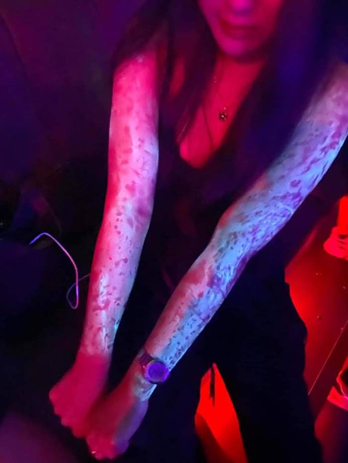 สาวทาโลชั่นไปเที่ยวกลางคืน ผิวเรืองแสง