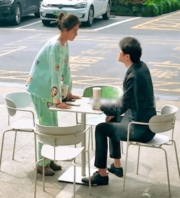 สาวใส่ชุดนอนออกเดต