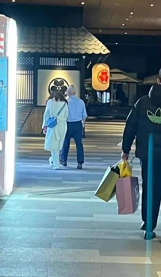 ลุงกอดผู้หญิง ก่อนพากันเข้าตู้ถ่ายรูปสติกเกอร์ 