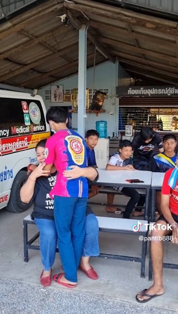 เรื่องราวดีๆ ฮีโร่วัย 17 ช่วยปั๊มหัวใจคนถูกรถชน