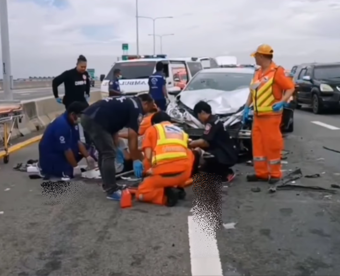 รถชนซ้ำซ้อน 3 คัน ทางด่วนบูรพาวิถี