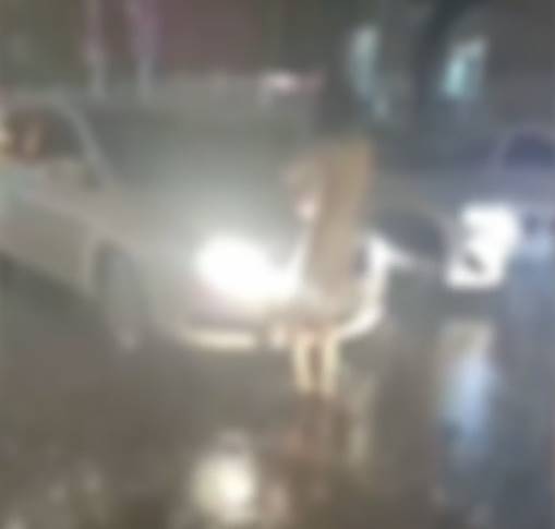 แก้ผ้ากลางถนน