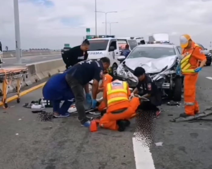 รถชนซ้ำซ้อน 3 คัน ทางด่วนบูรพาวิถี