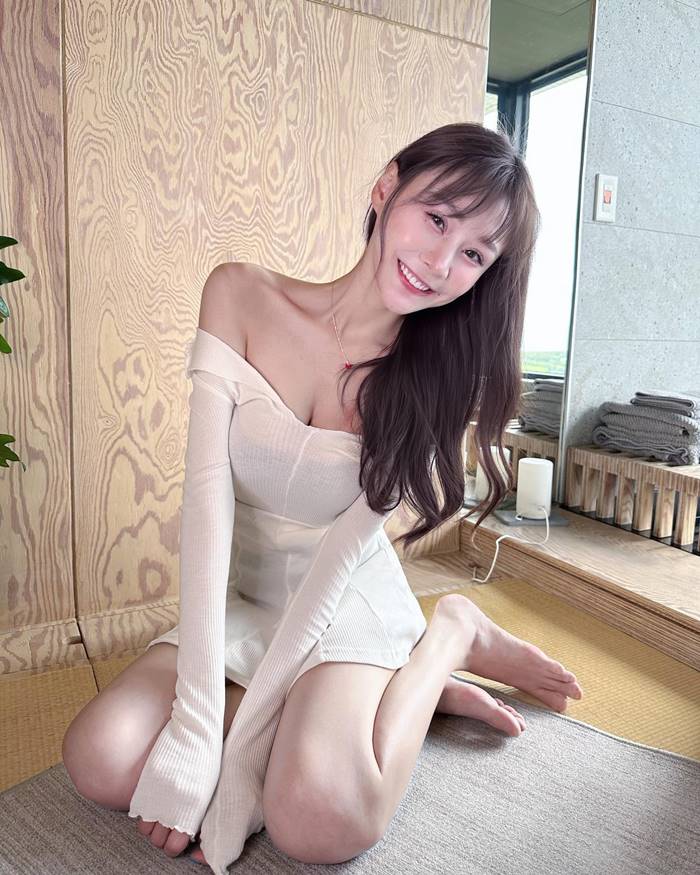 สาวเซ็กซี่ กินอาหารในรถไฟฟ้า