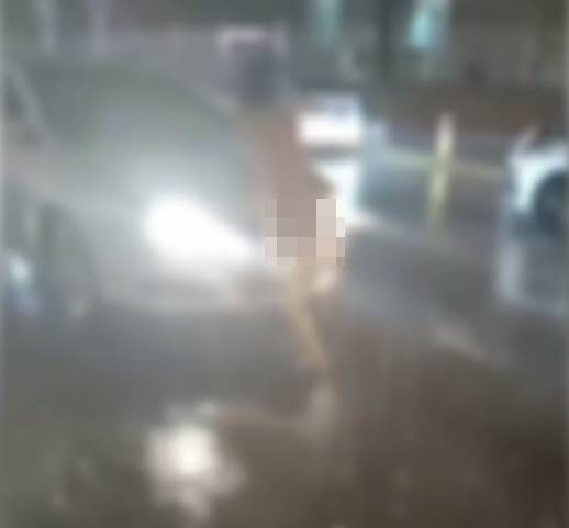 แก้ผ้ากลางถนน