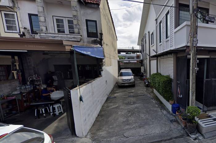 เพื่อนบ้าน ยึดบ้านไปใช้