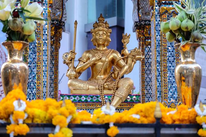 นักท่องเที่ยวจีน โดนค่าของไหว้พระพรหม 2 ชุด 10000 บาท