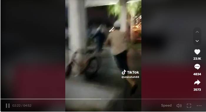 หนุ่มถีบประตูสุเหร่า รำคาญละหมาดเปิดลำโพงดัง