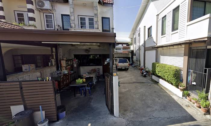 เพื่อนบ้าน ยึดบ้านไปใช้