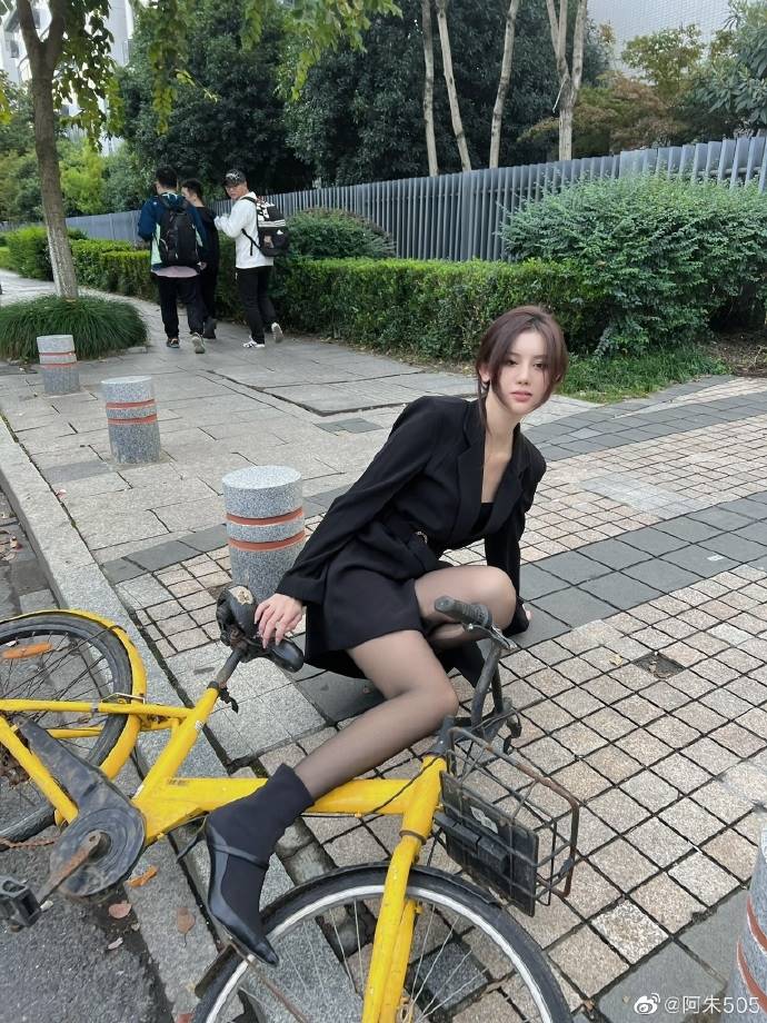 สาวถอดเสื้อคลุม ลองชุดกลางร้าน