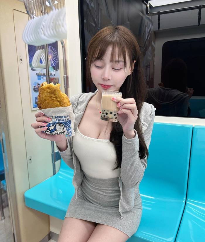 สาวเซ็กซี่ กินอาหารในรถไฟฟ้า