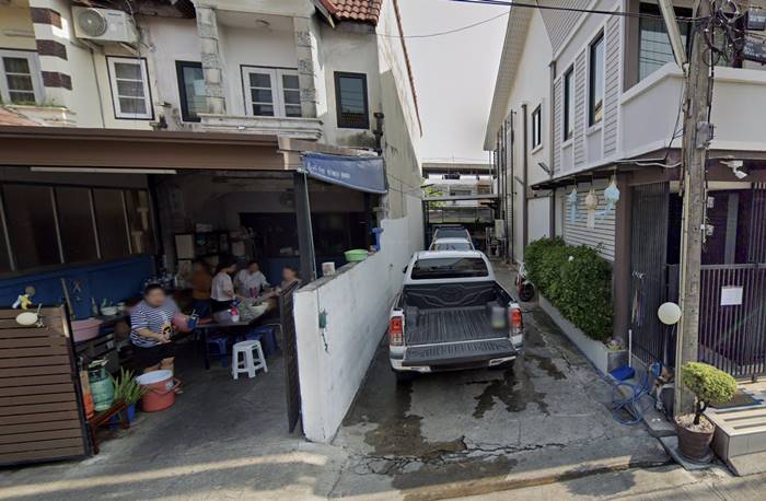 เพื่อนบ้าน ยึดบ้านไปใช้