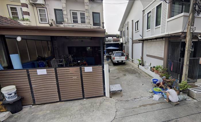 เพื่อนบ้าน ยึดบ้านไปใช้