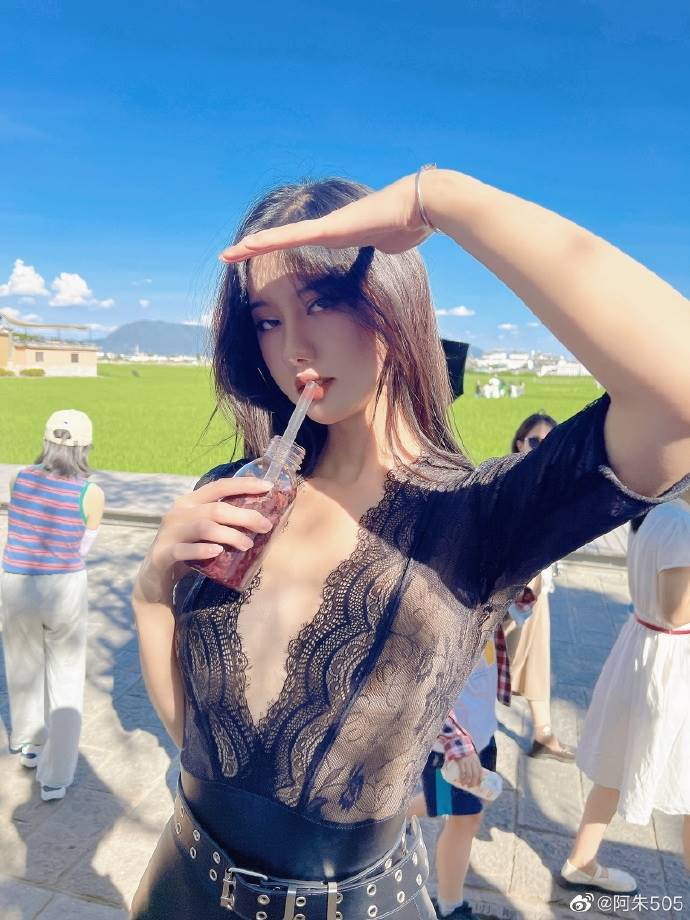 สาวถอดเสื้อคลุม ลองชุดกลางร้าน