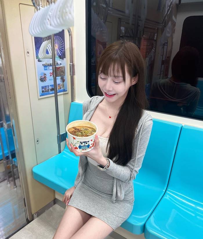 สาวเซ็กซี่ กินอาหารในรถไฟฟ้า