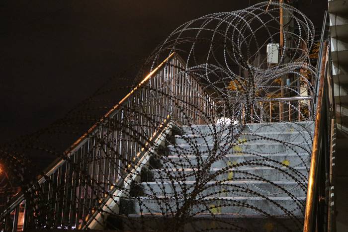 ตำรวจตั้งตู้คอนเทนเนอร์ รอรับม็อบบุกรัฐสภา วันโหวตนายก