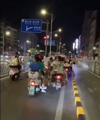 คู่รักมีเซ็กส์ ริมหน้าต่างโรงแรม