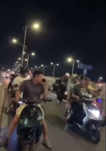 คู่รักมีเซ็กส์ ริมหน้าต่างโรงแรม