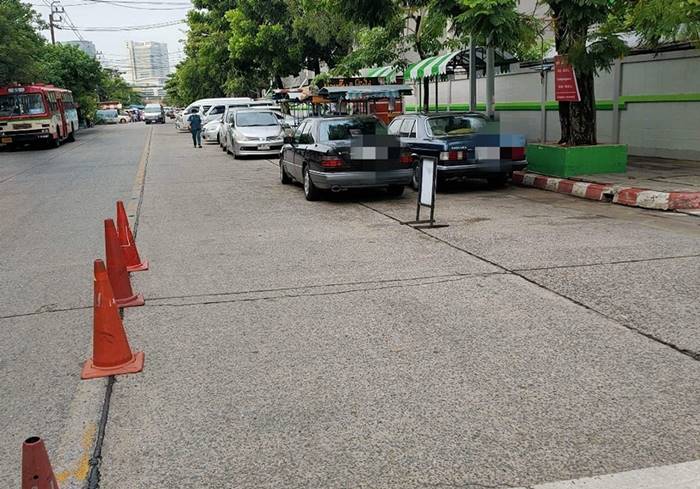 จอดรถขวางหน้าโรงเรียน