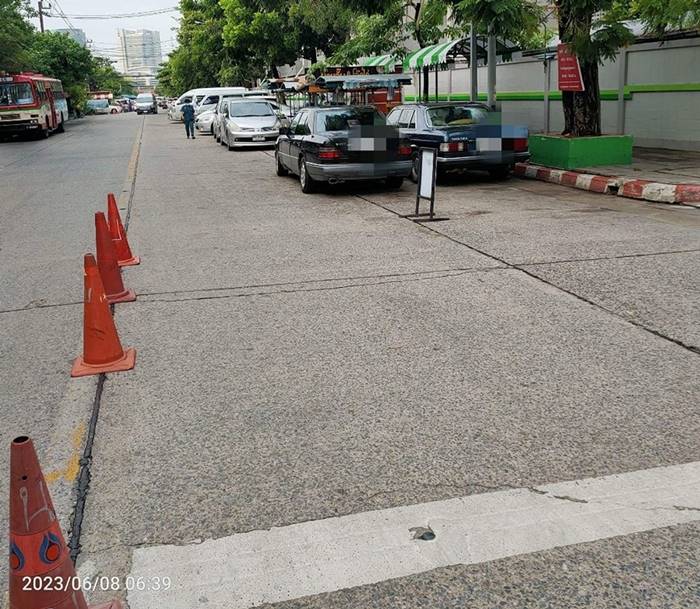 จอดรถขวางหน้าโรงเรียน