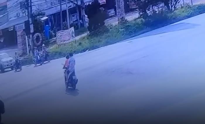 รถพ่วงชนมอเตอร์ไซค์