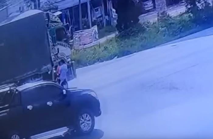 รถพ่วงชนมอเตอร์ไซค์