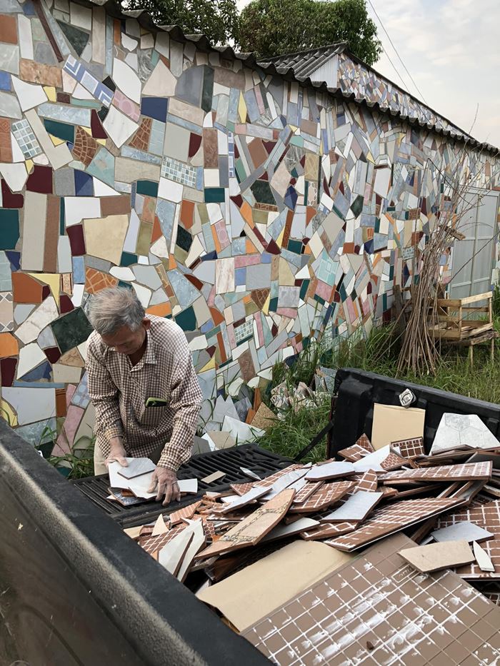 ลุงเก็บเศษกระเบื้อง เปลี่ยนเป็นผลงานศิลปะ