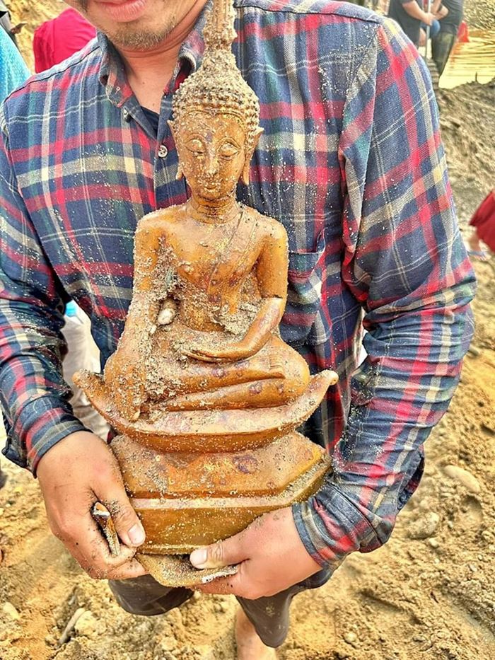 ลาวขุดพบ 4 พระพุทธรูปโบราณ ริมน้ำโขง 