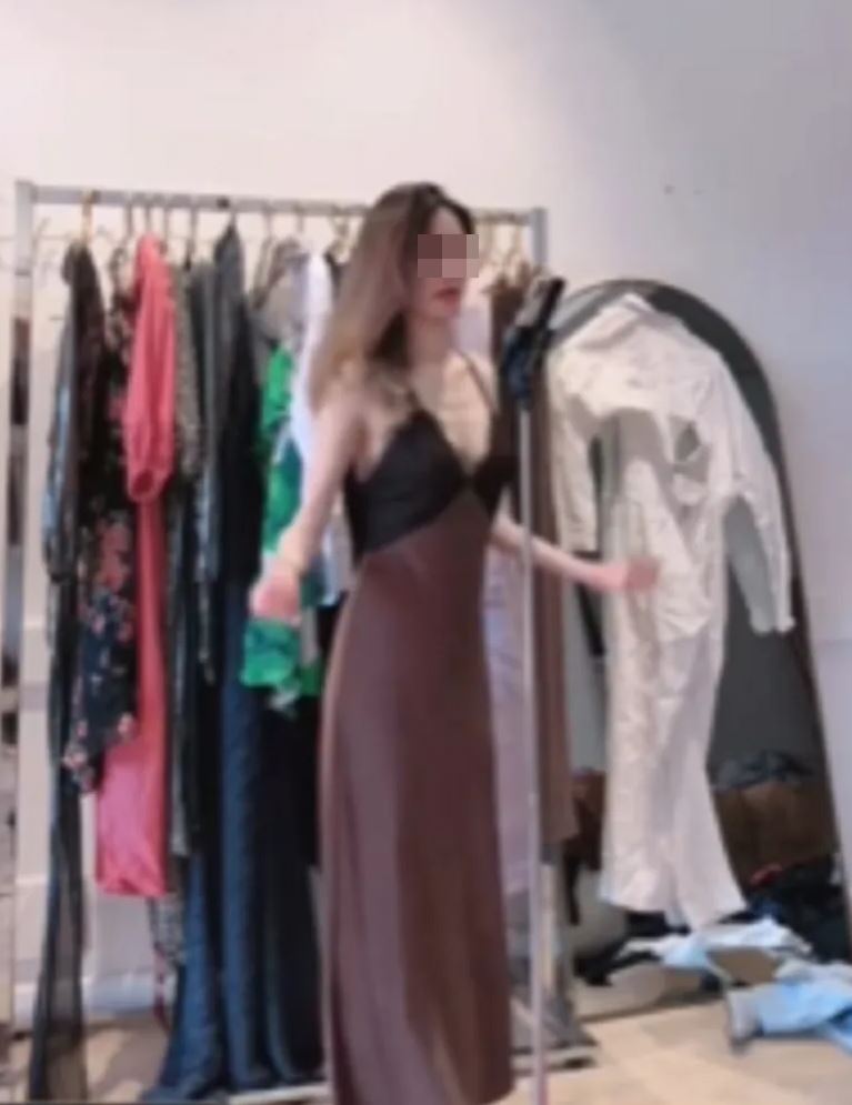 สาวสวย ไลฟ์ขายเสื้อผ้า เงาสะท้อนกระจก