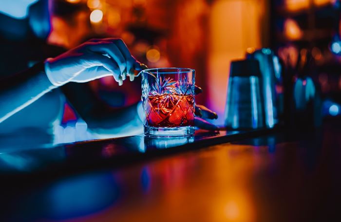 สาวเที่ยวกลางคืนดับสลด ดื่มเหล้าจากคนแปลกหน้า