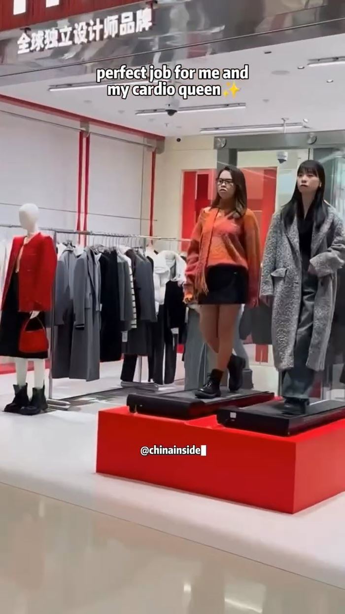 ร้านจ้างนางแบบเดินบนลู่วิ่ง โชว์เสื้อผ้า