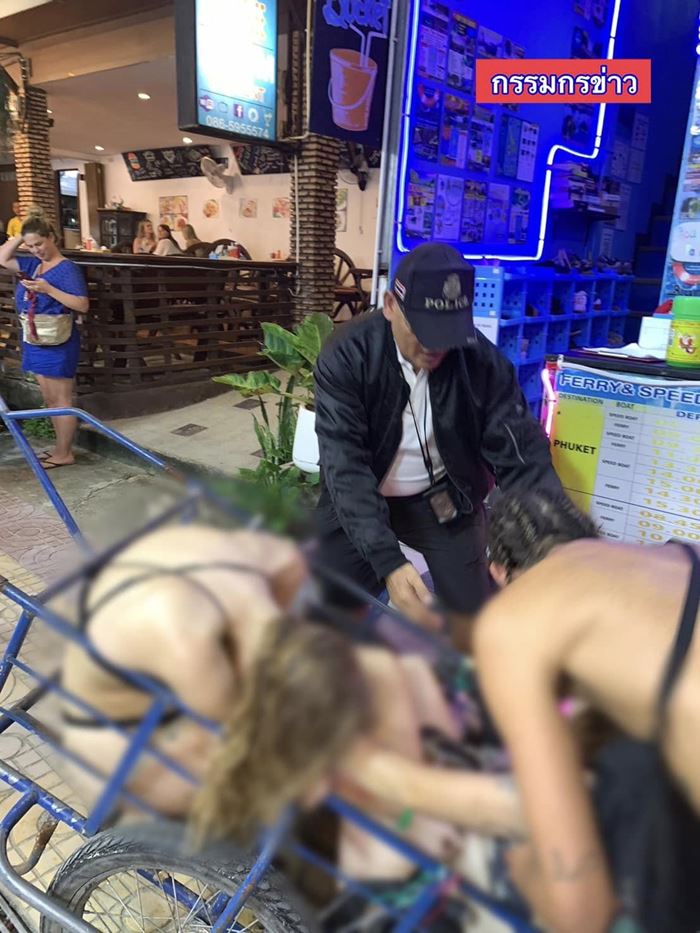 ตำรวจเข็น 2 สาวเมา จนได้รับเสียงชม