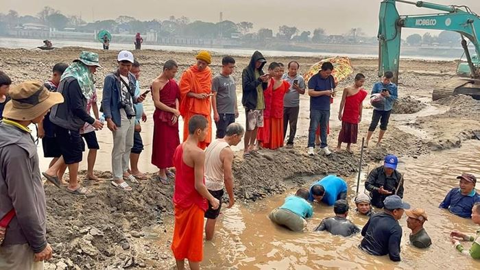 ลาวขุดพบ 4 พระพุทธรูปโบราณ ริมน้ำโขง 
