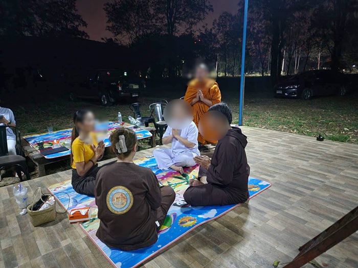 พระคลั่งรักนักการเมืองหญิง